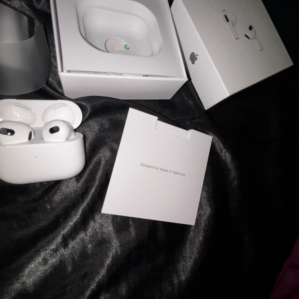 Apple White Earbuds with Charging Case